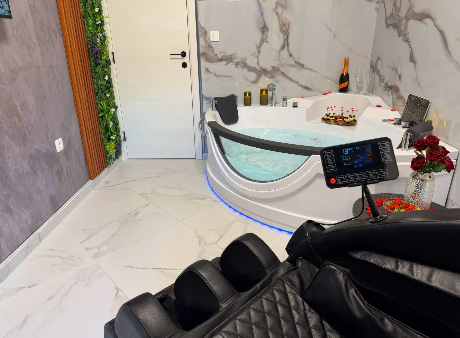 Moderne kupatilo sa hidromasažnom kadom i masažnom foteljom.
