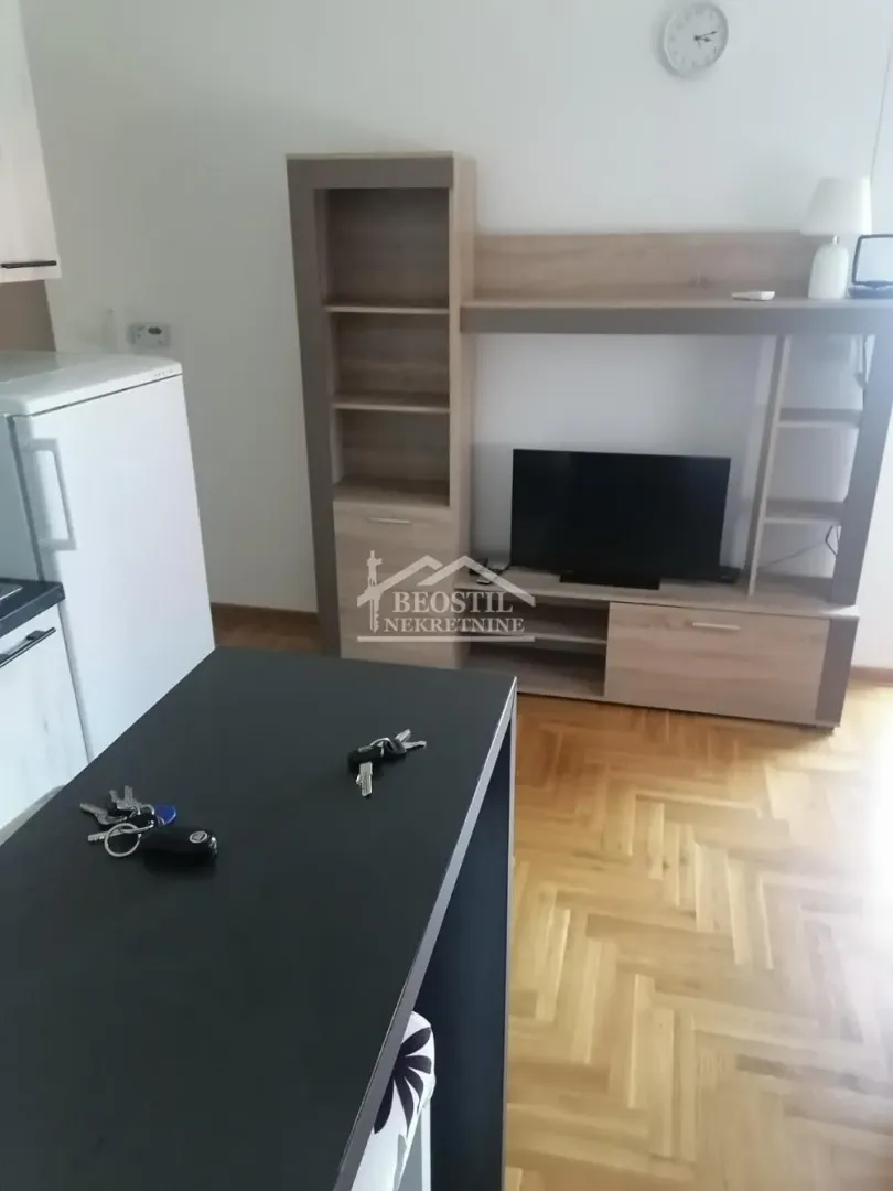 Izdavanje, jednosoban stan, 30m², Ledine, Beograd