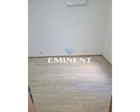 Prazna prostorija sa belim zidovima i klima uređajem. - image 3