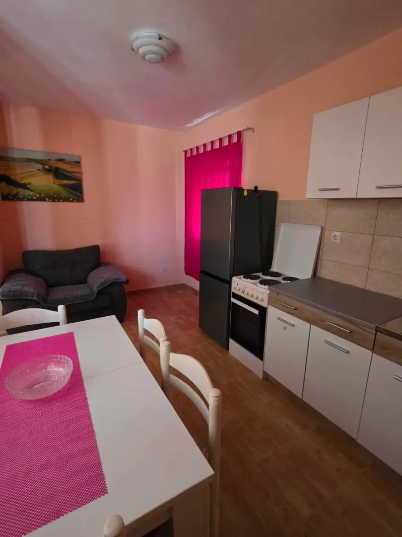 Izdavanje, dvosoban stan, 50m², Kavač, Kotor