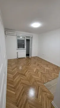 Prazna soba sa parketom i izlazom na balkon. - image 6