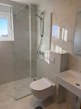 Moderne kupatilo sa tuš kabinom, konzolnom šoljom i umivaonikom. - image 5