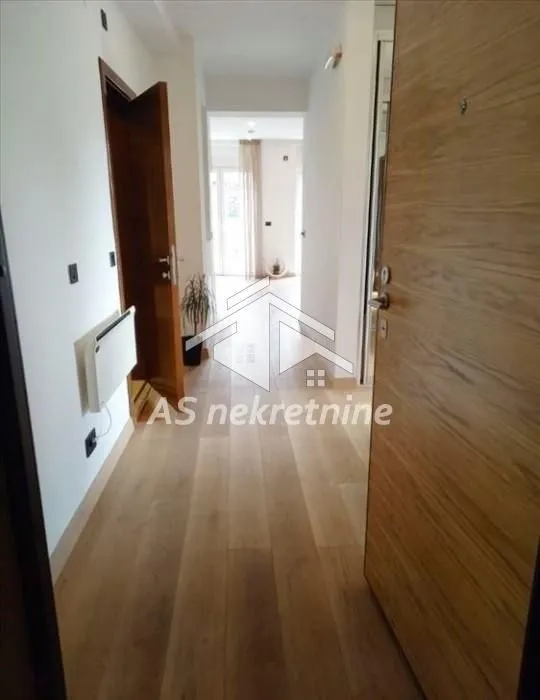 Izdavanje, četvorosoban stan, 120m², Senjak, Beograd