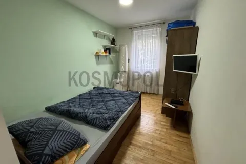 Manja spavaća soba sa krevetom, ormanom i prozorom. - image 7