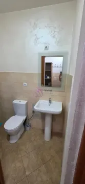 Manje kupatilo sa umivaonikom, ogledalom i wc šoljom. - image 10