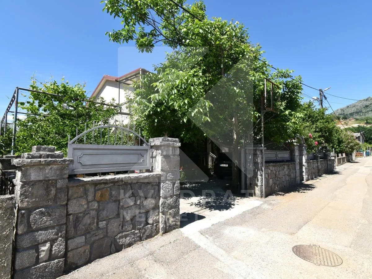 Prodaja, kuća, 302m², Zlatica, Podgorica
