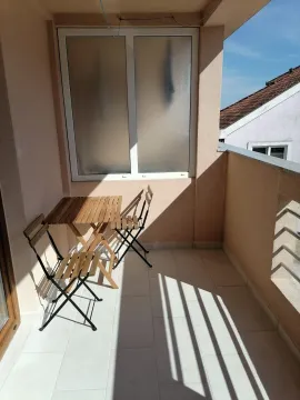 Manji natkriveni balkon sa drvenim stolom i dvije stolice. - image 8