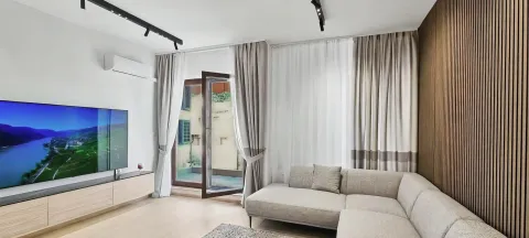 Dnevna soba sa ugaonom garniturom, televizorom i izlazom na terasu. - image 3