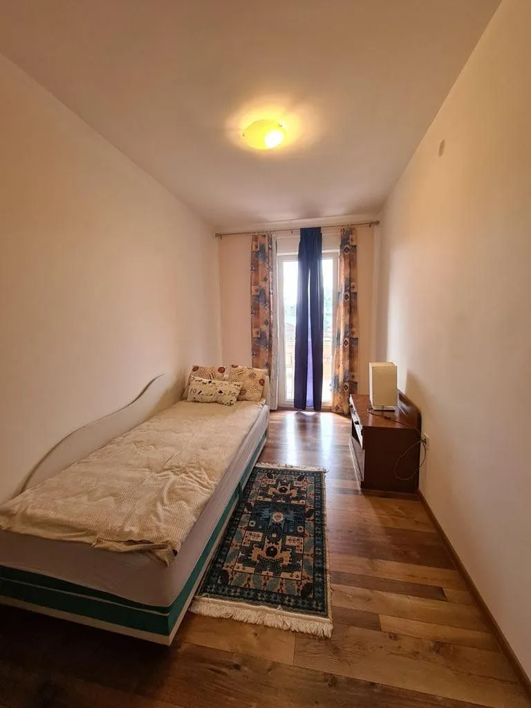Izdavanje, dvosoban stan, 75m², Blok 5, Podgorica