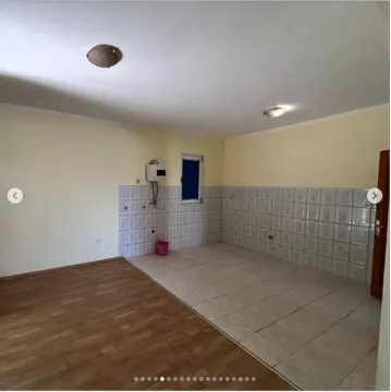 Prazna prostorija sa pločicama na zidu i podu. - image 4