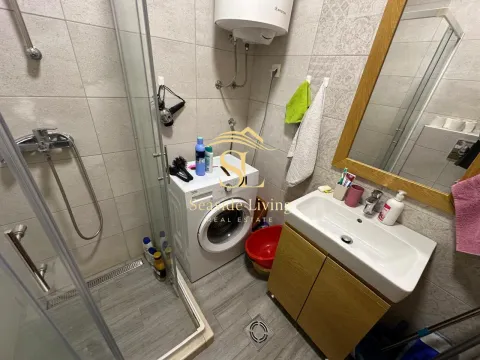 Manje kupatilo sa tuš kabinom, umivaonikom i veš mašinom. - image 8