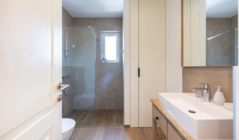 Moderno opremljeno kupatilo sa tuš kabinom i umivaonikom. - image 9