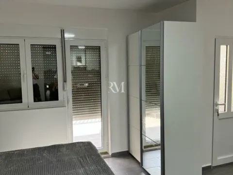 Izdavanje, garsonjera, 31m², Risan, Kotor - image 4