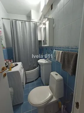 Kompaktno kupatilo sa kadom, umivaonikom, WC šoljom i veš mašinom. - image 5