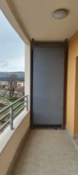 Balkon sa pločicama i sivim metalnim ormarom. - image 9