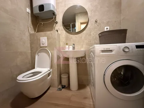 Compactly equipped bathroom with sanitary ware, washbasin, and washing machine. - image 10