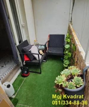 Mali balkon sa garniturom za sedenje i veštačkom travom. - image 18