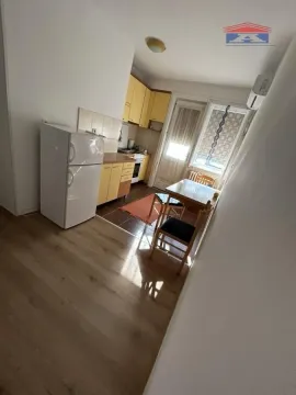 Manja kuhinja sa trpezarijskim stolom i frižiderom. - image 13