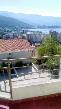 Pogled sa terase na grad i more. - image 11