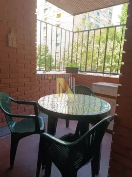 Natkrivena terasa sa stolom, stolicama i zidom od opeke. - image 9