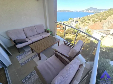 Natkrivena terasa sa garniturom za sjedenje i pogledom na more. - image 9