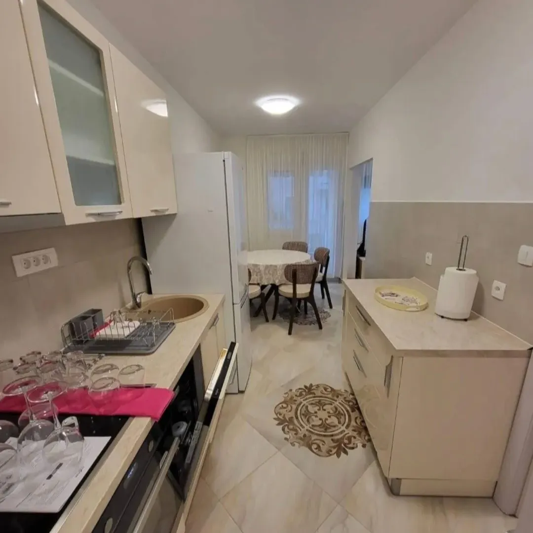 Izdavanje, dvosoban stan, 66m², Centar, Tivat