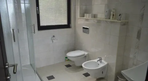 Moderne kupatilo sa tuš kabinom, WC šoljom, bideom i prozorom. - image 11