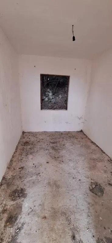 Prazna prostorija u izvornom stanju sa jednim prozorom.