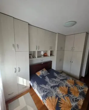 Namještena spavaća soba sa bračnim krevetom i ugradnim plakarima. - image 7