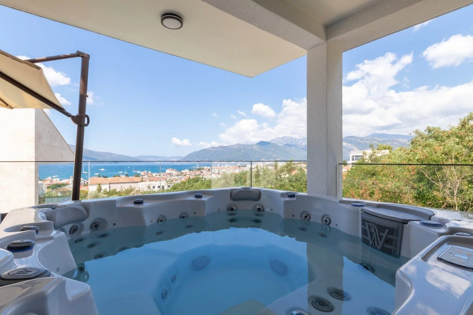 Izdavanje, kuća, 400m², Kotor, Crna Gora