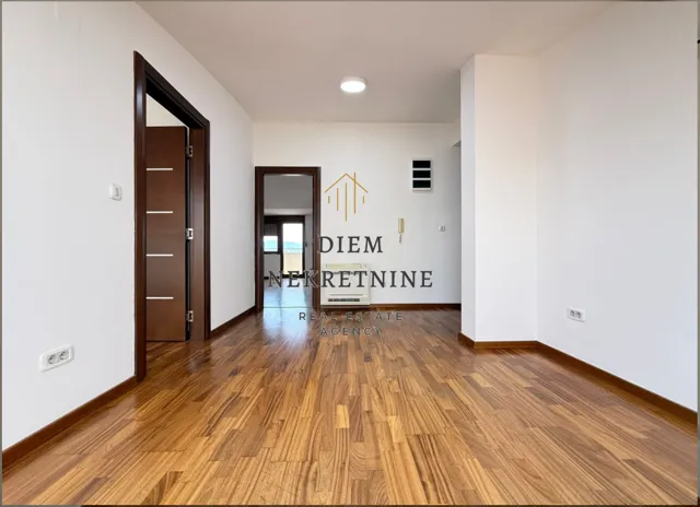 Prodaja, četvorosoban stan, 200m², Preko Morače, Podgorica