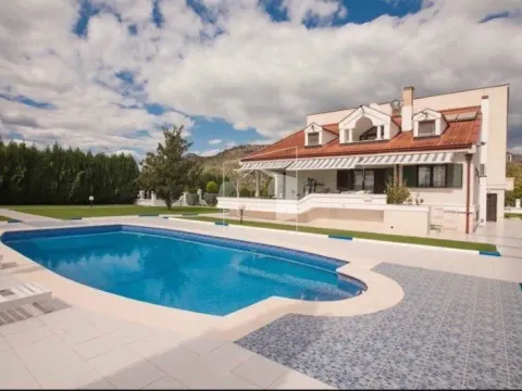 Izdavanje, kuća, 680m², Tološi, Podgorica - image 13