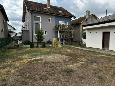 Pogled na dvorište i zadnju fasadu kuće sa pomoćnim objektom. - image 2
