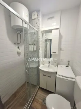 Moderno kupatilo sa tuš kabinom, umivaonikom i veš mašinom. - image 13