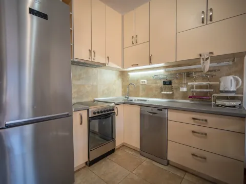 Izdavanje, jednosoban stan, 40m², Dobrota, Kotor - image 4