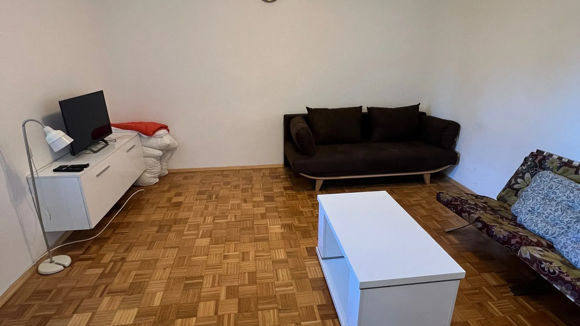 Izdavanje, dvosoban stan, 75m², Centar, Bar