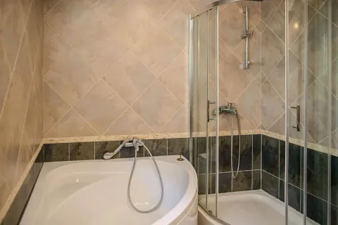Kupatilo sa kadom i tuš kabinom obloženo keramičkim pločicama. - image 20