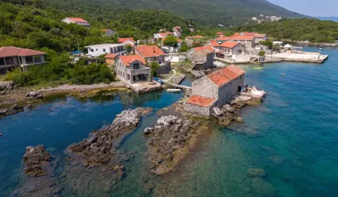 Pogled iz vazduha na kamene kuće pored mora. - image 2