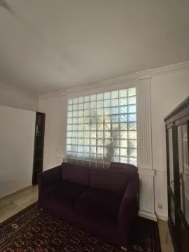 Dnevna soba sa ljubičastom foteljom i staklenom prizmom na zidu. - image 14