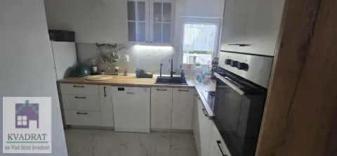Manja kuhinja sa drvenim radnim elementima i ugrađenom rernom. - image 8
