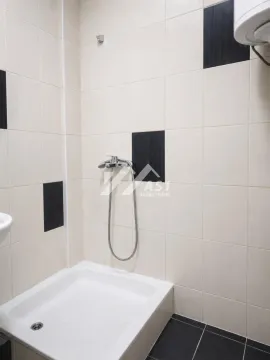 Pogled na tuš kabinu i keramičke pločice u kupatilu. - image 7