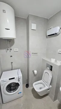 Kupatilo opremljeno toaletom, veš mašinom i bojlerom. - image 4