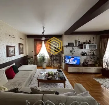 Prostrana dnevna soba sa garniturom i TV-om. - image 2