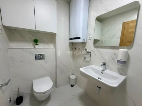 Moderno opremljeno kupatilo sa bijelim pločicama i ugradnim sanitarijama. - image 11