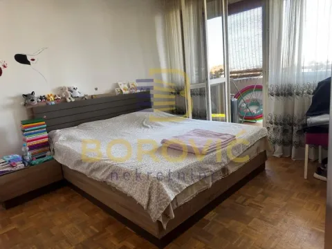 Nameštena spavaća soba sa bračnim krevetom i izlazom na terasu. - image 5