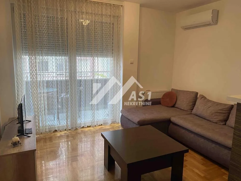 Izdavanje, jednosoban stan, 32m², Bulevar Oslobodjenja, Novi Sad Sve Podlokacije