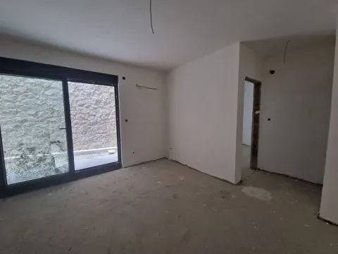 Pogled na neopremljenu prostoriju u izgradnji sa balkonskim vratima. - image 10