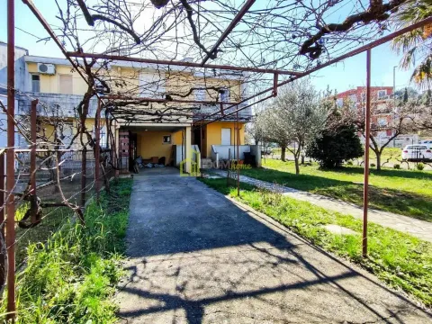 Dvorište sa pergolom i prilazom ispred kuće. - image 3