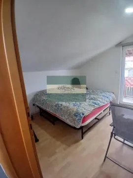 Potkrovna spavaća soba sa bračnim krevetom i izlazom na terasu. - image 8