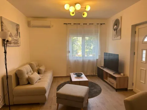 Izdavanje, jednosoban stan, 50m2, Škaljari, Kotor